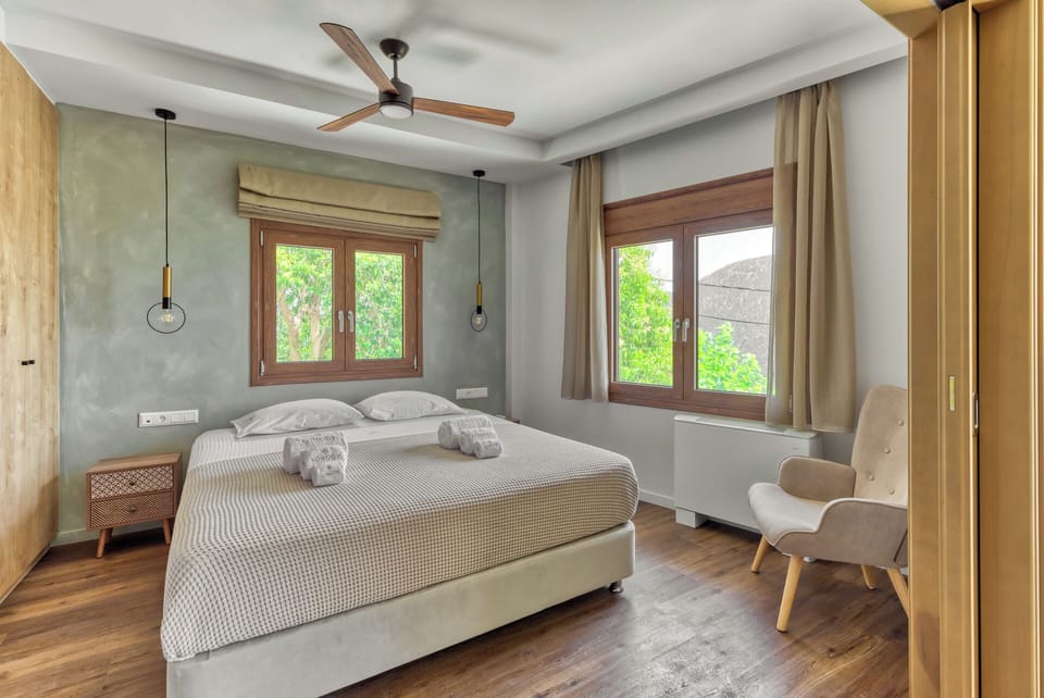 Deluxe Twin Room, 1 Bedroom, Balcony, Mountain View | In-room safe, blackout drapes, soundproofing, iron/ironing board