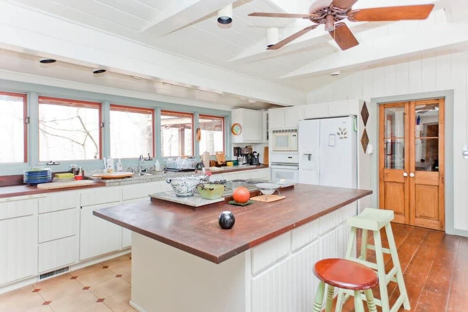 Kitchen (shared with West Wing suite)