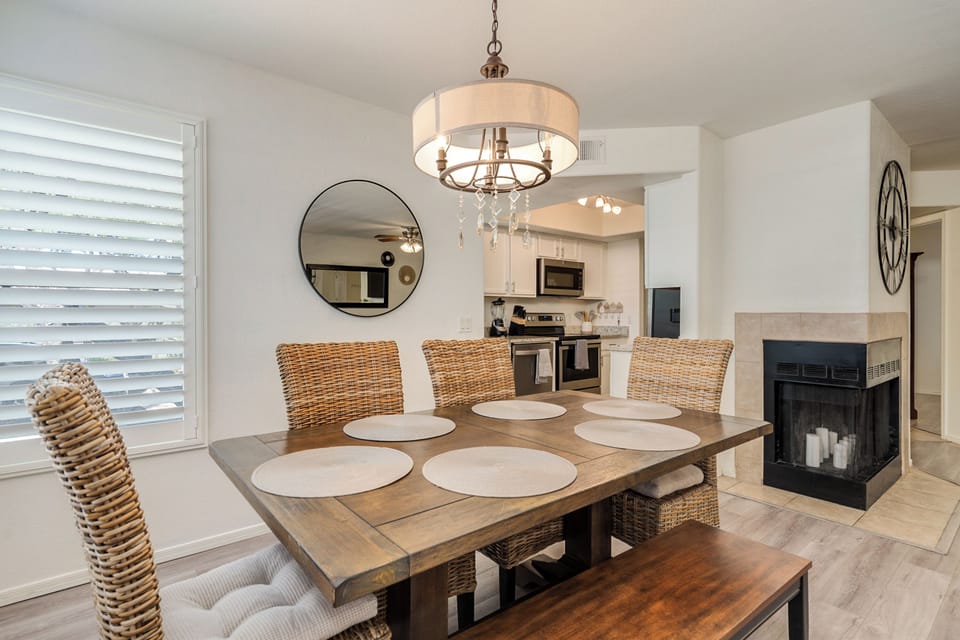 Dining room seats 6