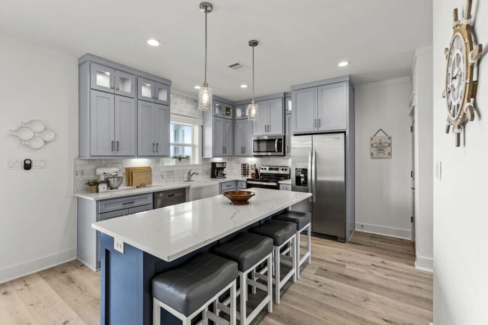 Gather and graze—this fully stocked kitchen in Galveston, TX makes group meals easy, from beach snacks to family dinners.