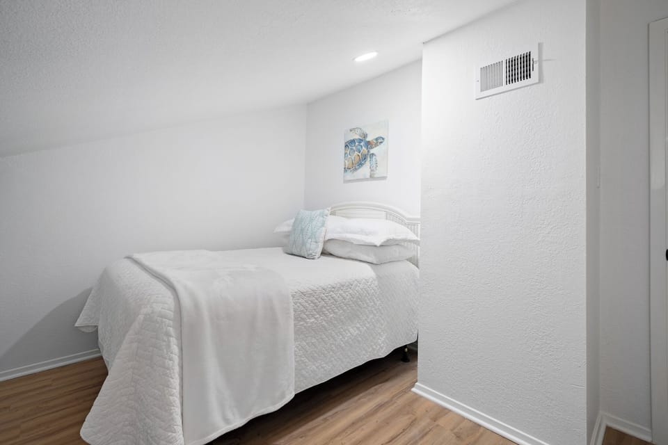3rd Bedroom Upstairs w/Full bed