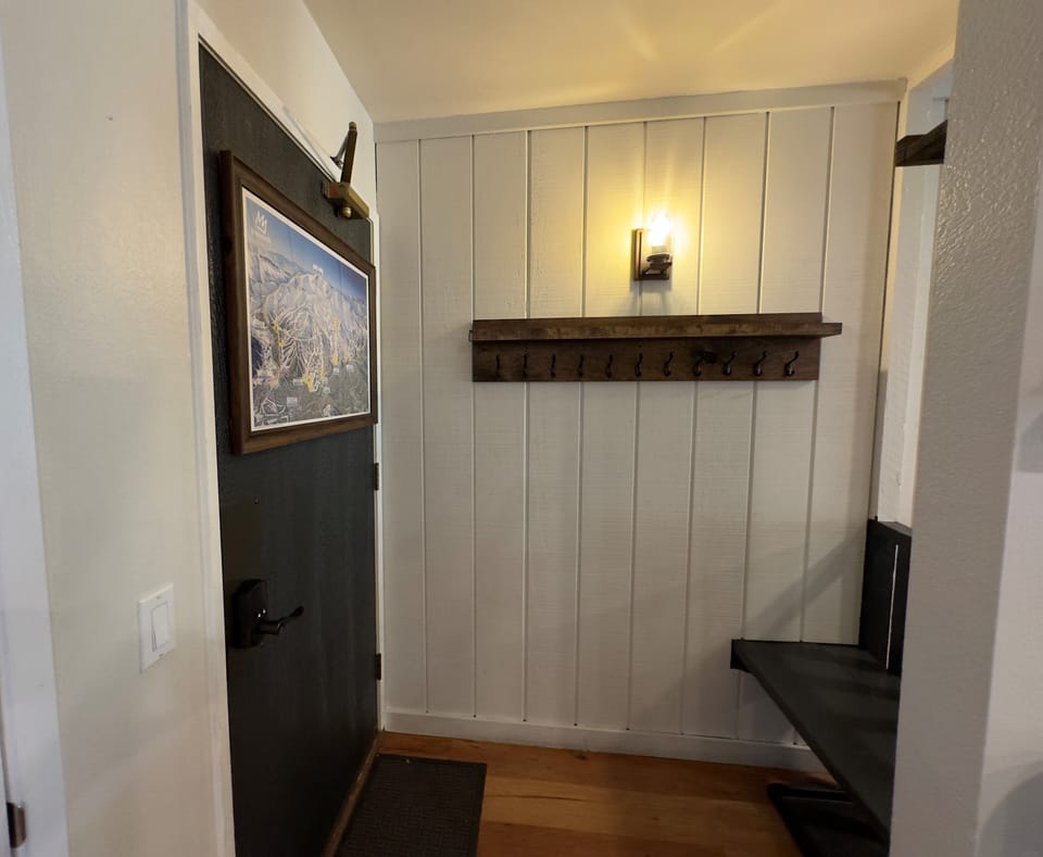 Gear-ready entry 🧥🎿 with lots of hooks and a Mammoth map for trip planning 🏔️