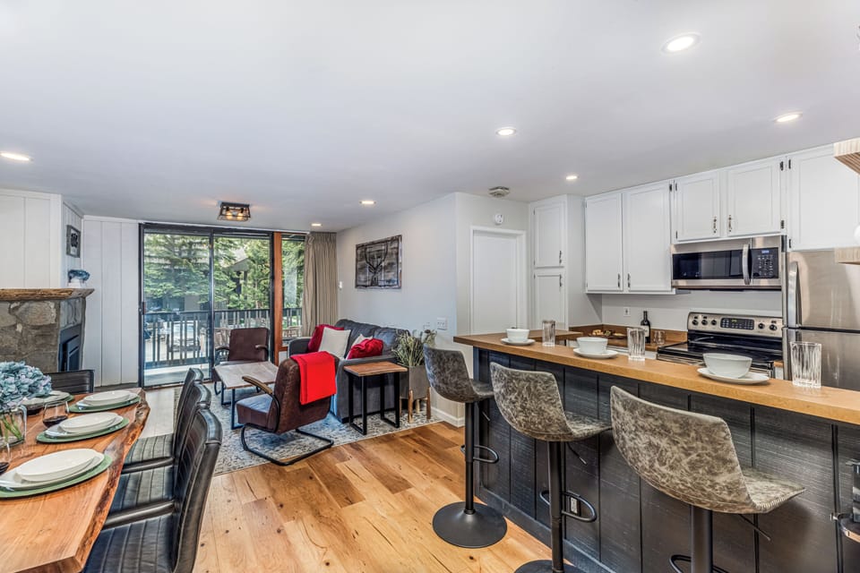 Bright open space to cook, dine & relax together after a day on the mountain ✨