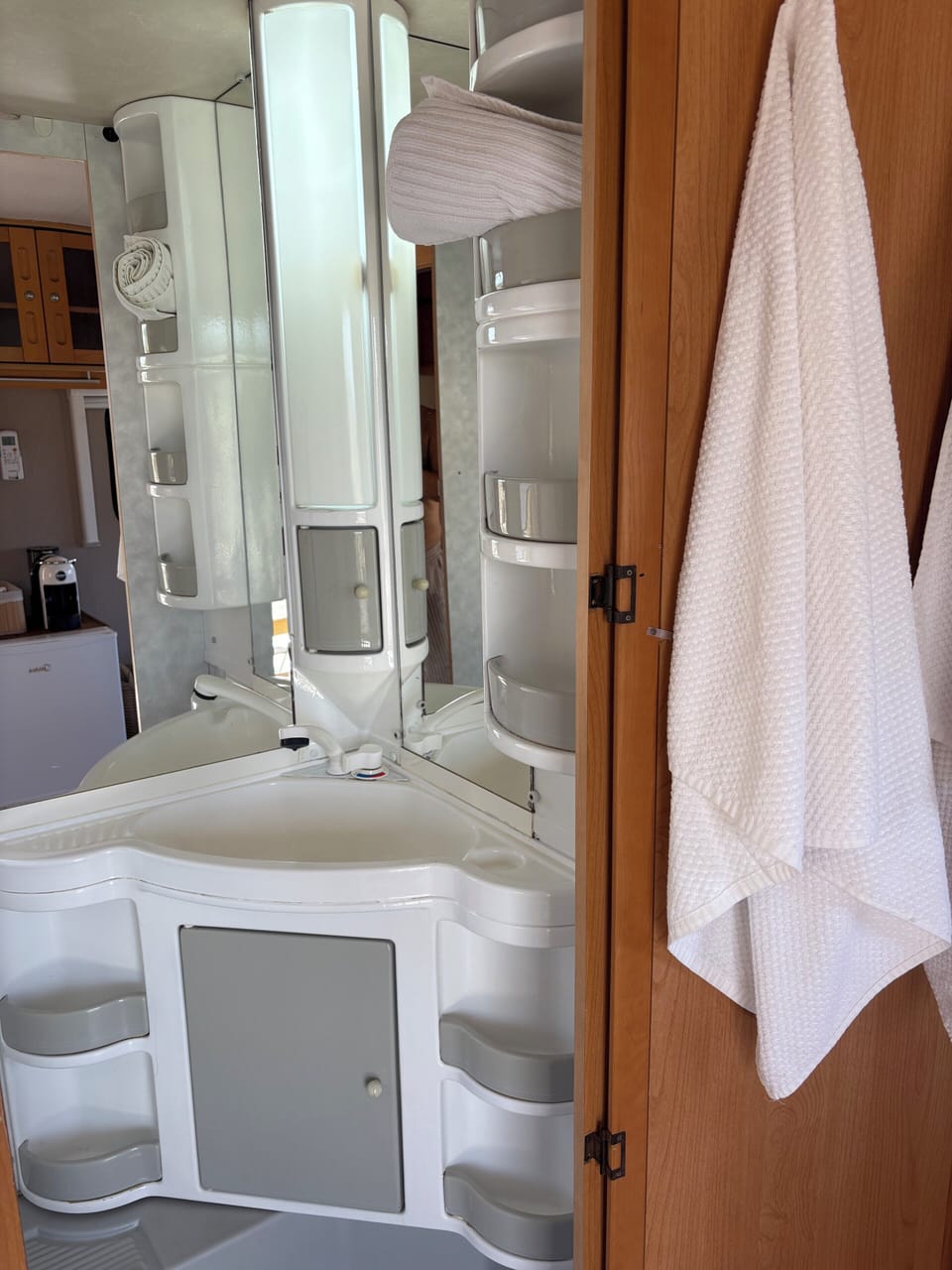 Roulotte Chic | Bathroom | Hair dryer, towels, soap, shampoo