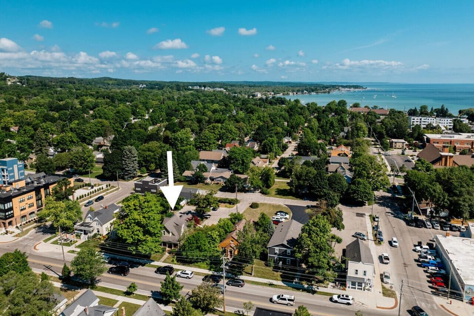 Less than a mile to beautiful Lake Michigan weather bay 🌊🏘️