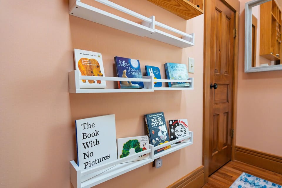 Sweet shelves lined with bedtime stories 📕