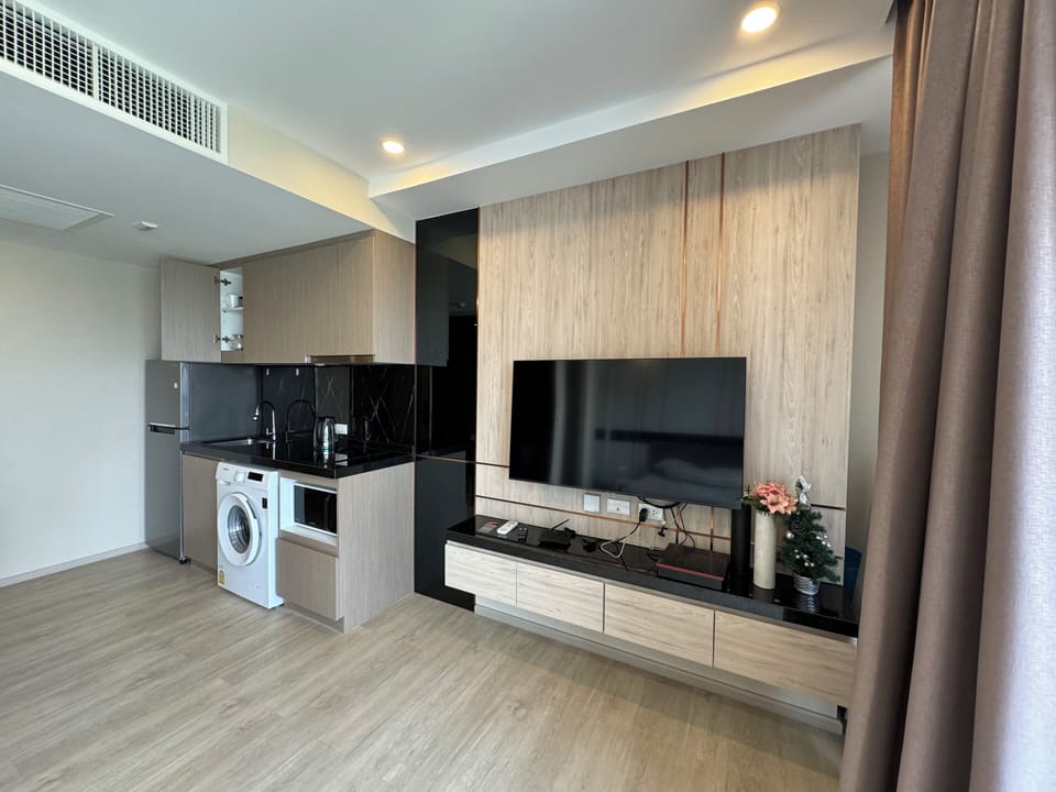 Studio | Private kitchen | Fridge, microwave, stovetop, electric kettle