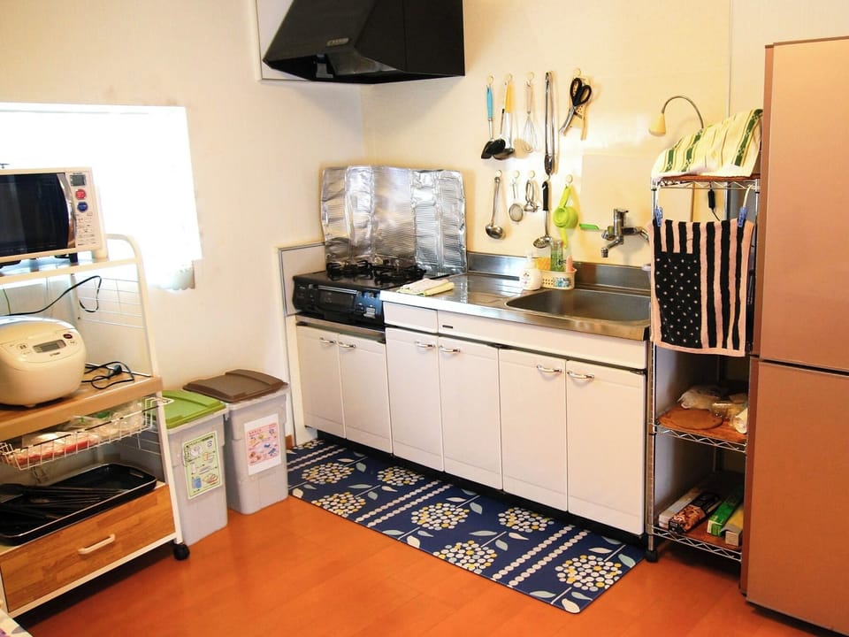 ・"Annex" kitchen: Equipped with refrigerator, rice cooker, and oven range