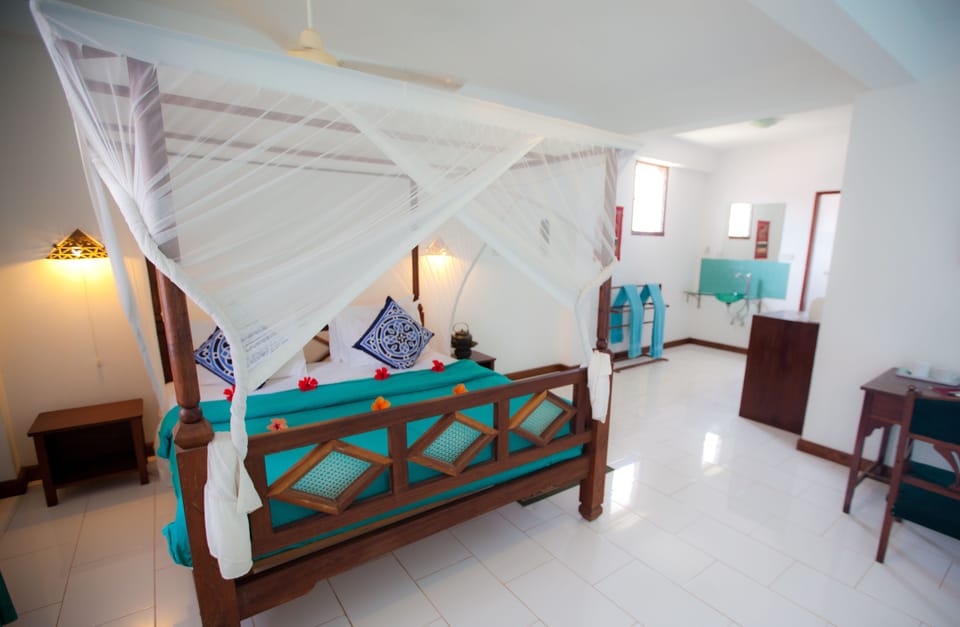 Honeymoon Suite | In-room safe, desk, free WiFi, bed sheets