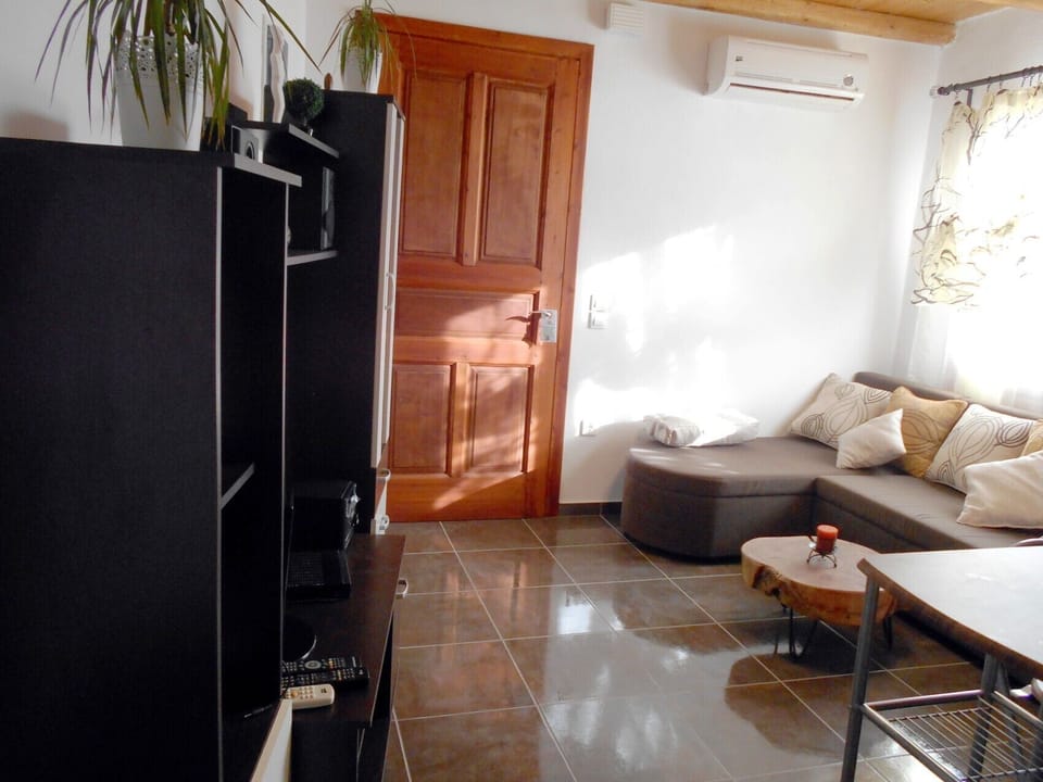 Superior Studio, 1 Bedroom, Sea View | In-room safe, individually decorated, individually furnished, desk
