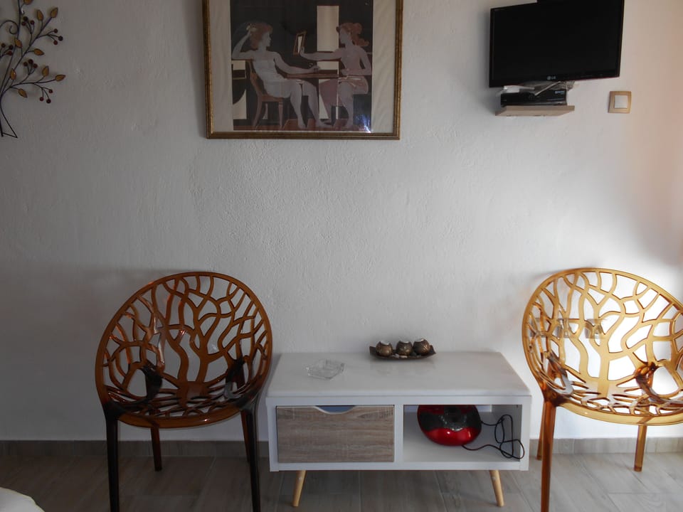 Double or Twin Room, Pool View (Kitchenette corner) | In-room safe, individually decorated, individually furnished, desk
