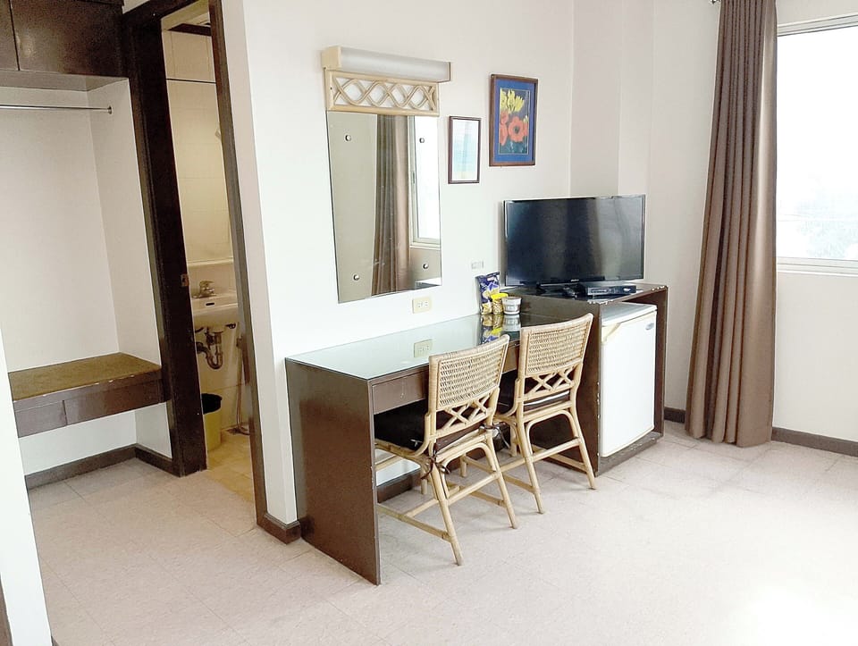 Suite, City View | Living area