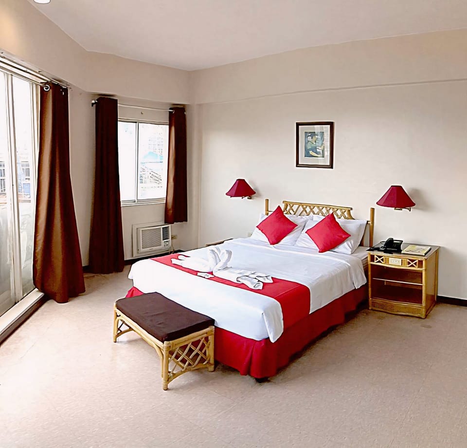 Suite, City View | Desk, laptop workspace, free WiFi