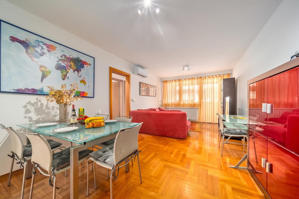Family Apartment, 2 Bedrooms, 2 Bathrooms (Cityscape Comfort Apartment With) | Dining