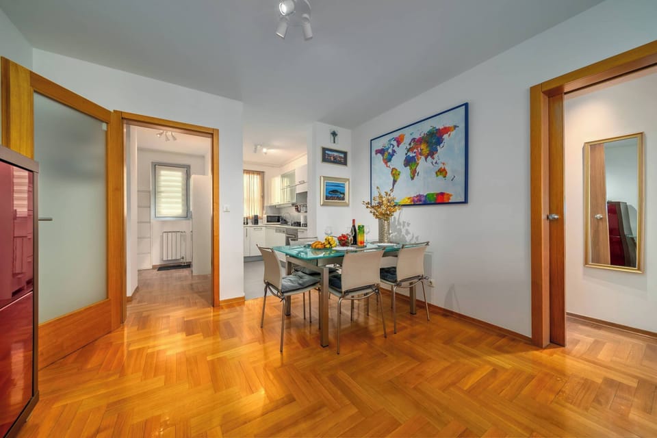 Family Apartment, 2 Bedrooms, 2 Bathrooms (Cityscape Comfort Apartment With) | Dining
