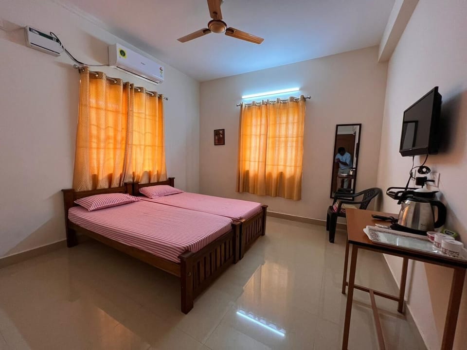 Deluxe Double Room, 2 Twin Beds, Private Bathroom | Desk, soundproofing, free WiFi
