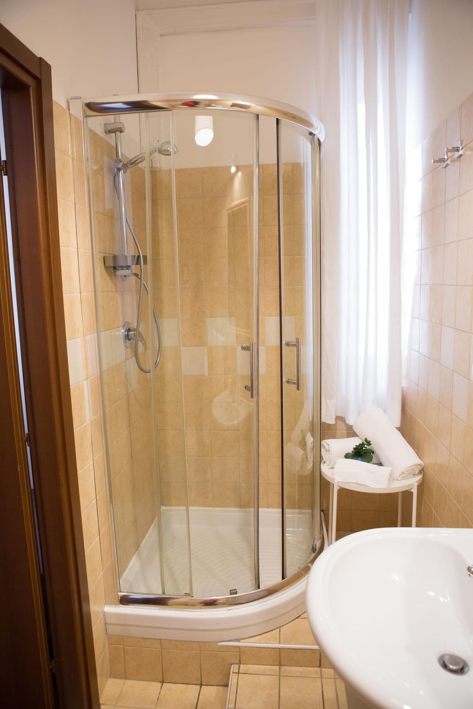 Deluxe Double Room | Bathroom | Free toiletries, hair dryer, bidet, towels