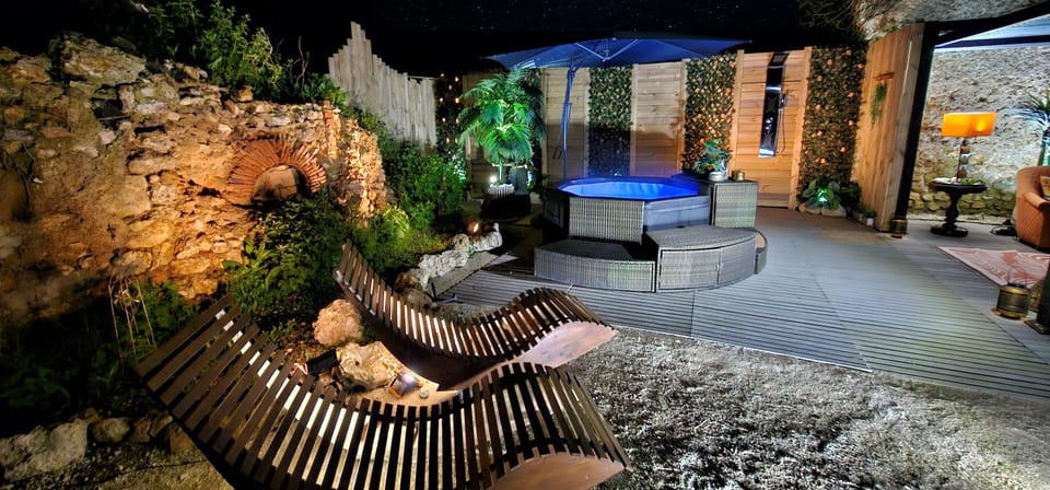 Outdoor spa tub