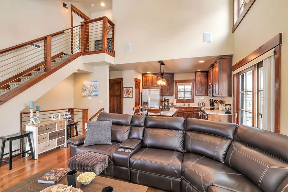 Mountain‑modern style: clean lines, warm textures, and room to unwind.