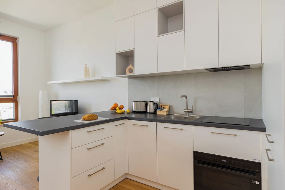 Full-size fridge, microwave, oven, stovetop