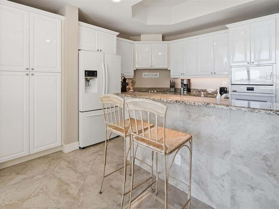 Breakfast bar and kitchen
