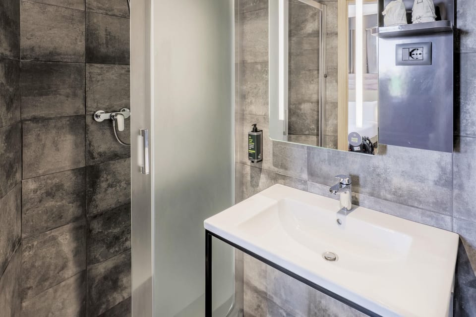 Standard Quadruple Room, Non Smoking | Bathroom | Towels