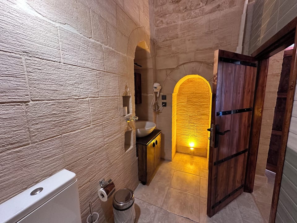 Deluxe Suite, Courtyard View | Egyptian cotton sheets, premium bedding, desk, laptop workspace