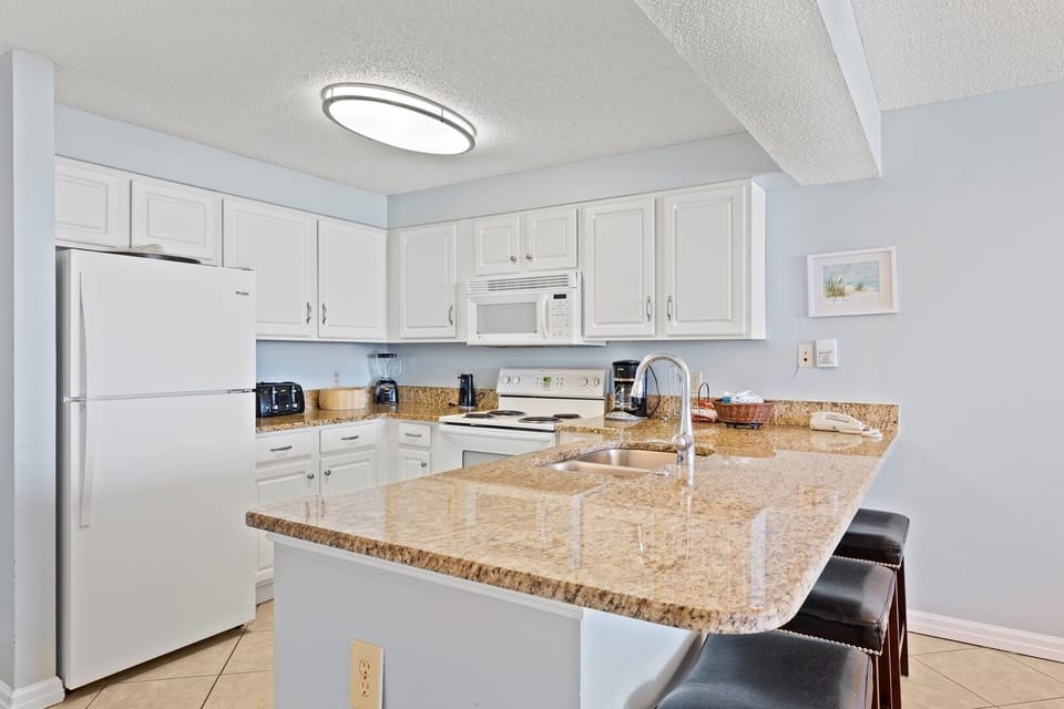 Condo, 2 Bedrooms | Private kitchen | Fridge, microwave, oven, coffee/tea maker