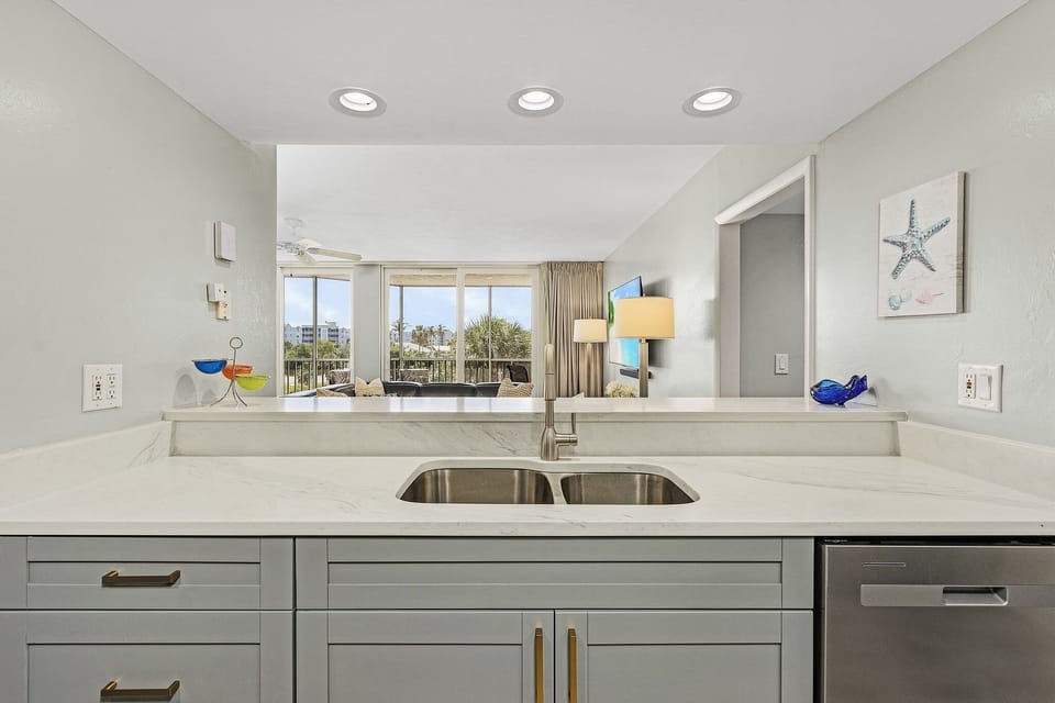 Condo, 3 Bedrooms | Private kitchen | Coffee/tea maker, fridge, oven, toaster