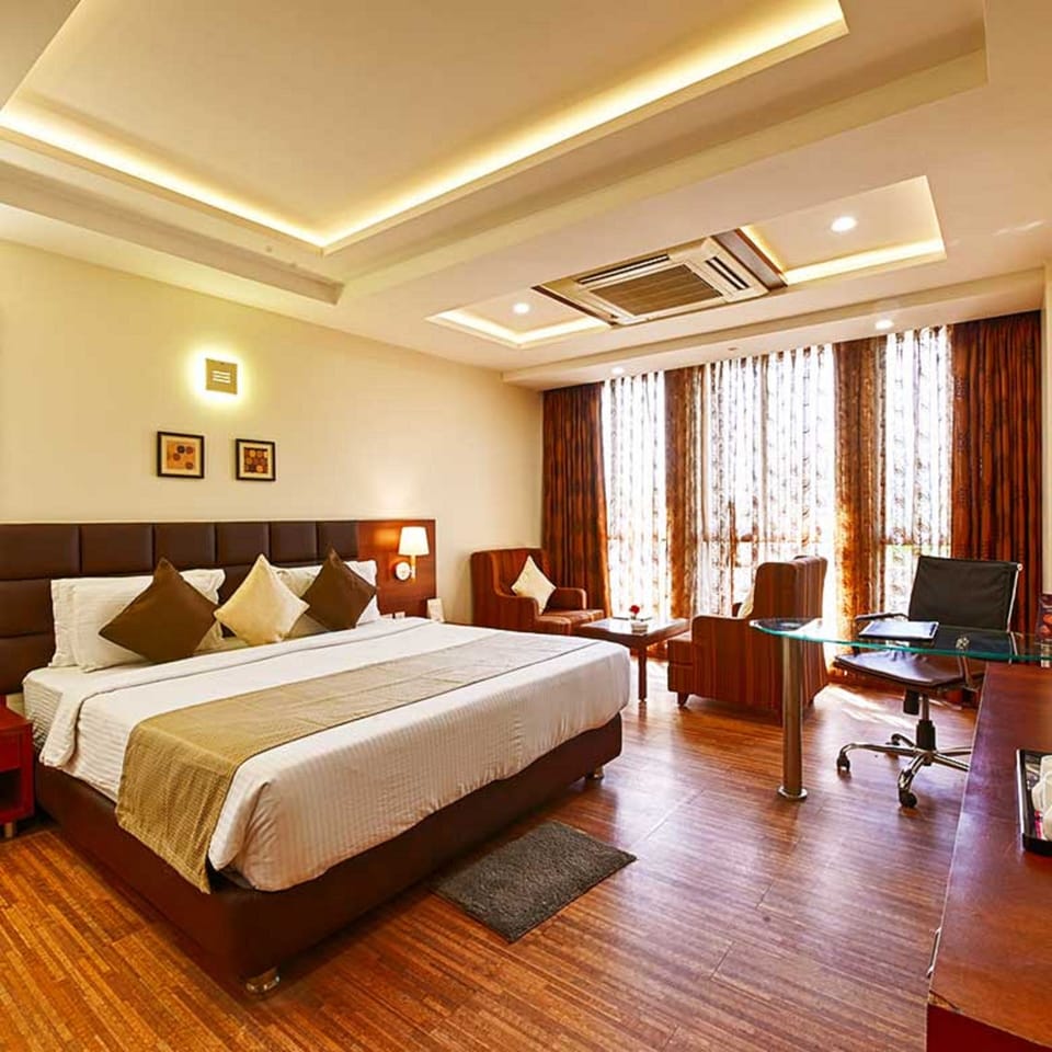 Deluxe Twin Room, City View | In-room safe, desk, iron/ironing board (on request), WiFi (free)