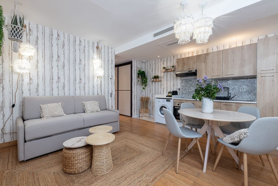unctional kitchen and dining area in your ground-floor apartment at Mandara Beach, Juan-les-Pins – Ideal for students on internships or training programs on the French Riviera.
