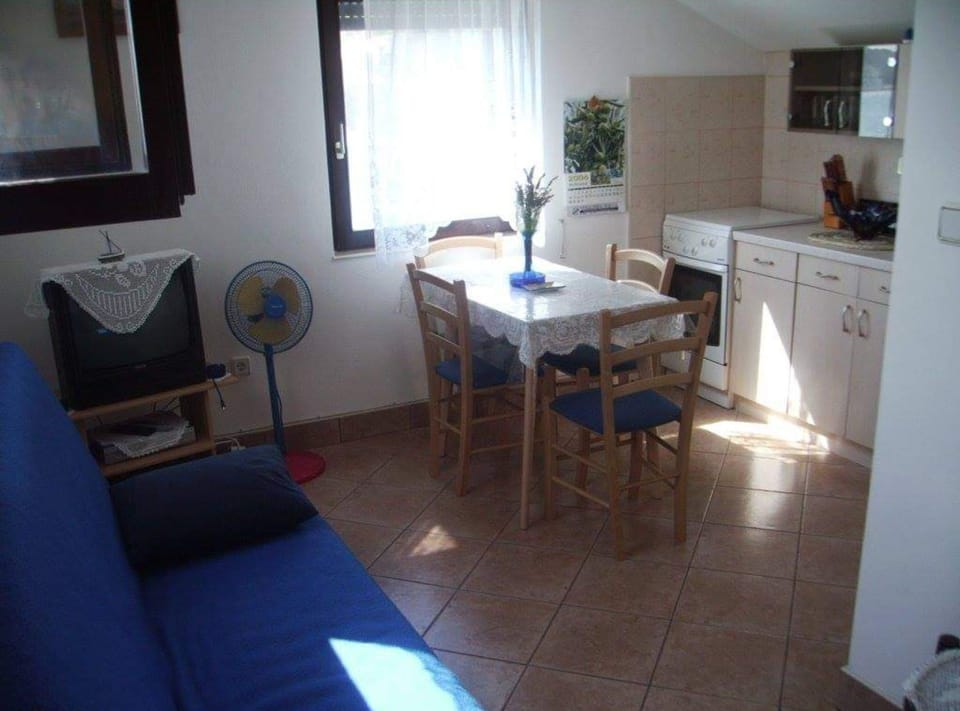 Apartment (One Bedroom Apartment with Terrace Se) | Dining room
