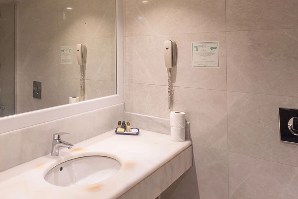 Combined shower/tub, free toiletries, hair dryer, slippers
