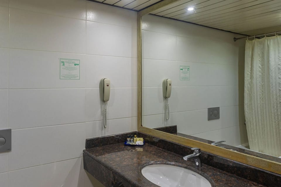 Combined shower/tub, free toiletries, hair dryer, slippers