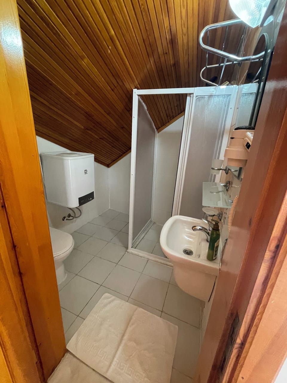 Standard Room, 2 Twin Beds | Bathroom | Free toiletries, hair dryer