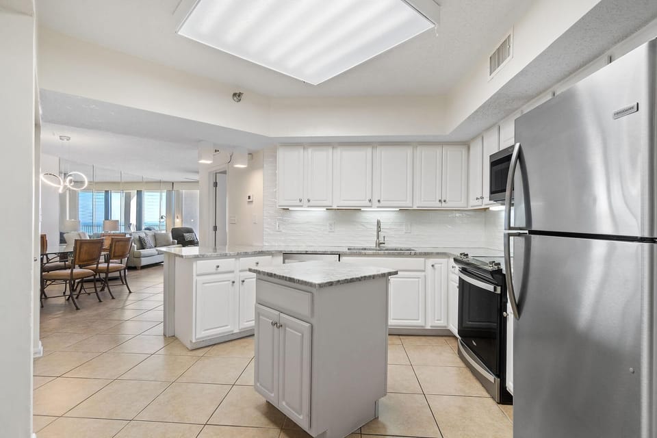 Condo, Multiple Beds (Windward Pointe 603) | Private kitchen | Oven