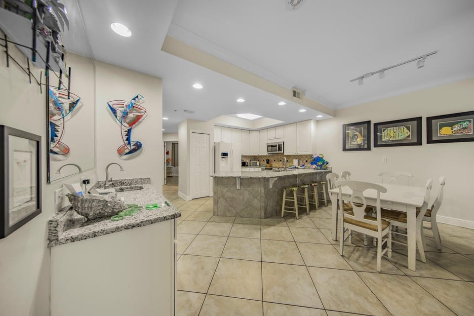 Condo, Multiple Beds (San Carlos 1604) | Dining