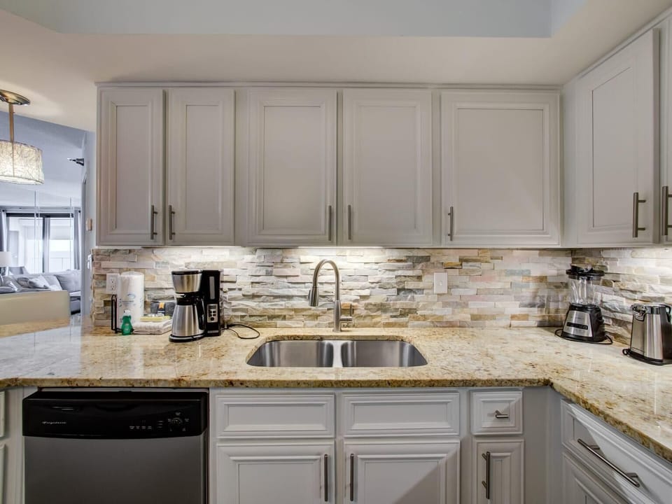 Condo, Multiple Beds (Pelican Pointe 1505) | Private kitchen | Oven