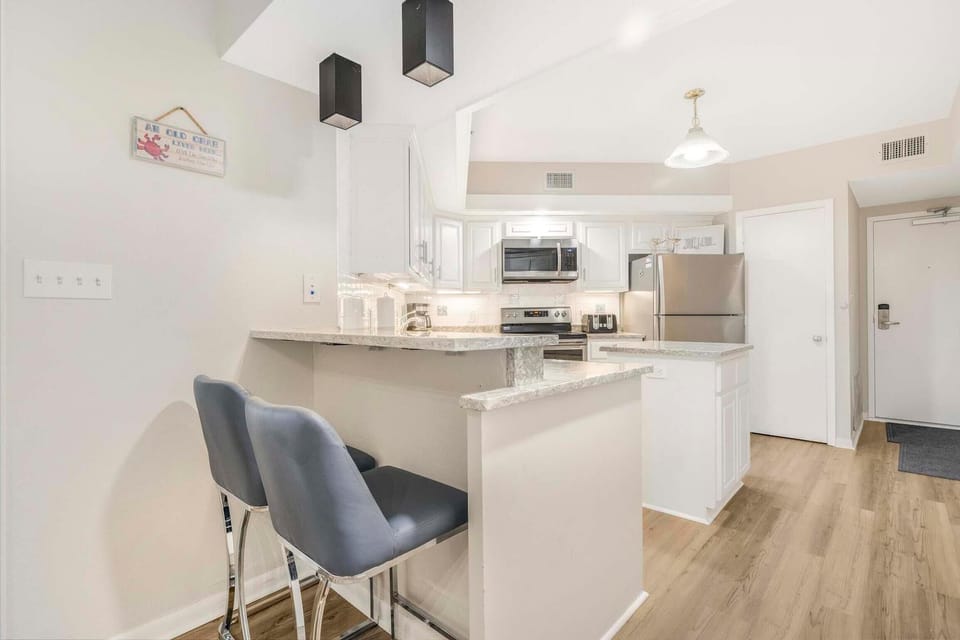 Condo, Multiple Beds (Summer House 1405A) | Private kitchen | Oven
