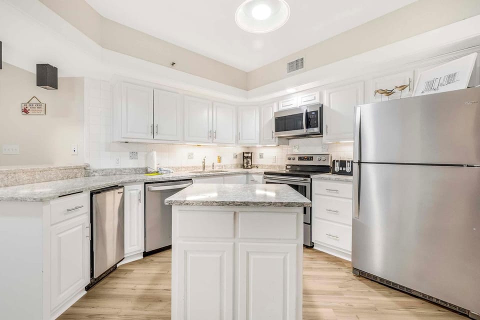Condo, Multiple Beds (Summer House 1405A) | Private kitchen | Oven