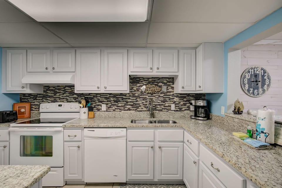 Condo, Multiple Beds (Gulf Tower 3C) | Private kitchen | Oven