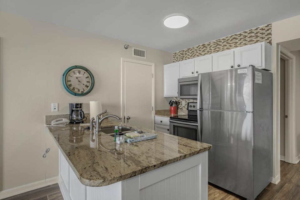 Condo, Multiple Beds (Harbour Place 413) | Private kitchen | Oven