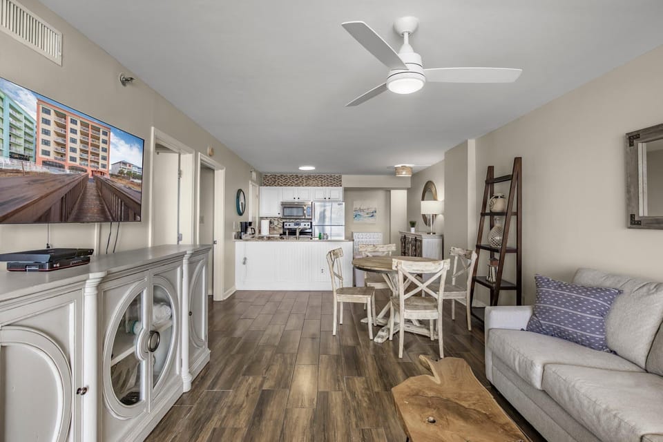 Condo, Multiple Beds (Harbour Place 413) | Living area