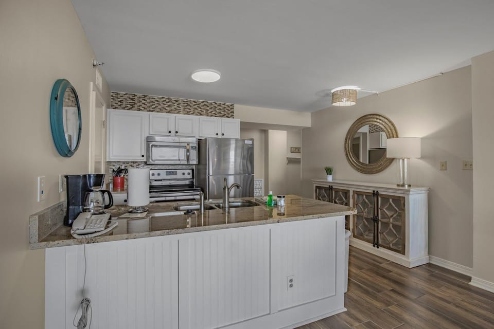 Condo, Multiple Beds (Harbour Place 413) | Private kitchen | Oven