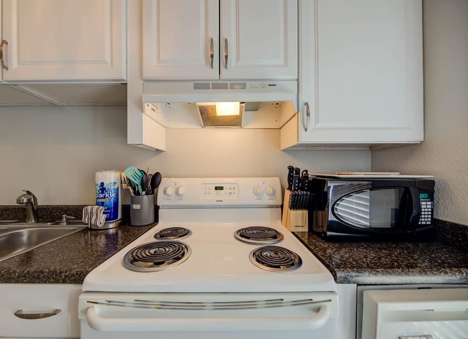 Condo, Multiple Beds (Sea Horse 112) | Private kitchen | Oven