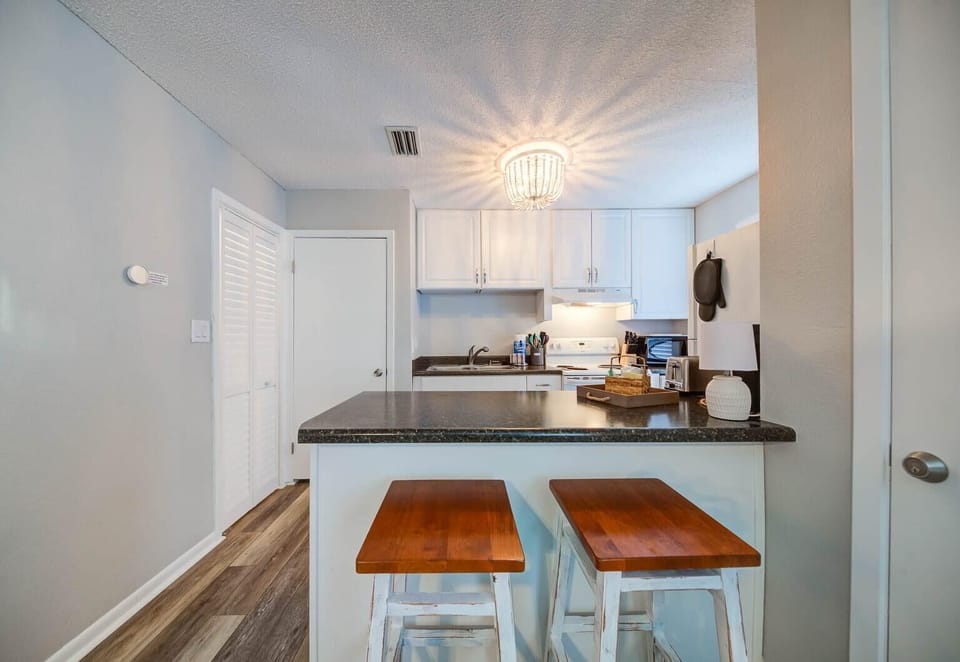 Condo, Multiple Beds (Sea Horse 112) | Private kitchen | Oven
