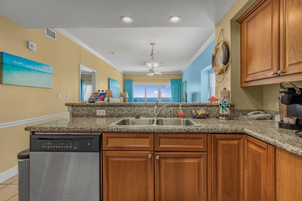 Condo, Multiple Beds (Seawind 1609) | Private kitchen | Oven