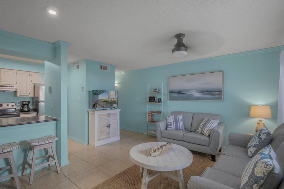 Condo, 1 Queen Bed with Sofa bed (Summer House West B101) | Living area