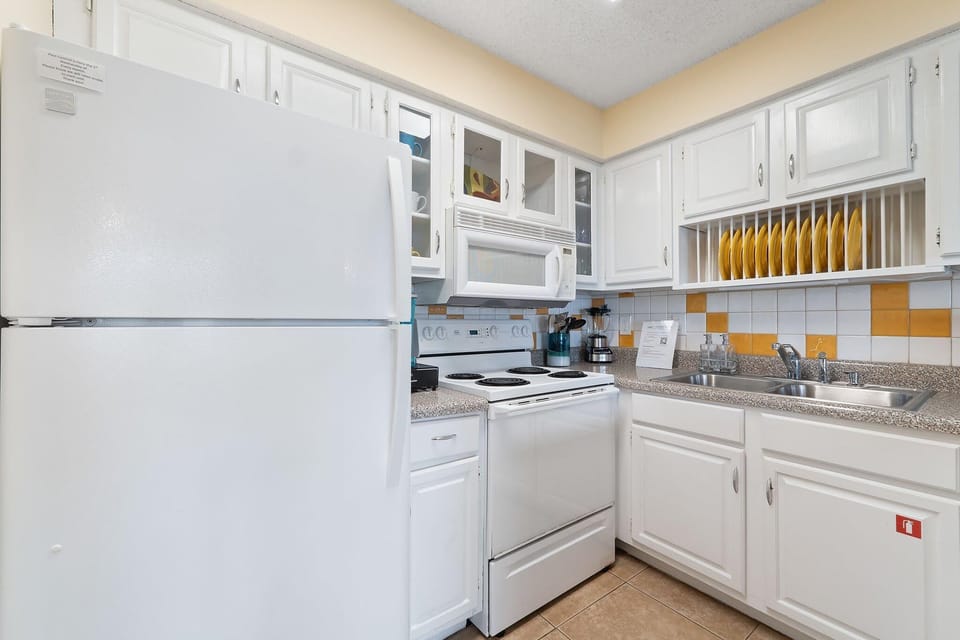 Condo, 1 King Bed with Sofa bed (Summer House West B102) | Private kitchen | Oven
