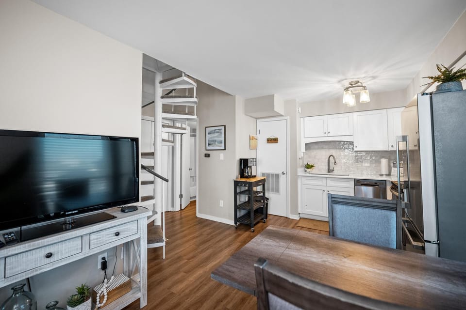 Condo, 1 Queen Bed (The Cove 205B) | Private kitchen | Oven